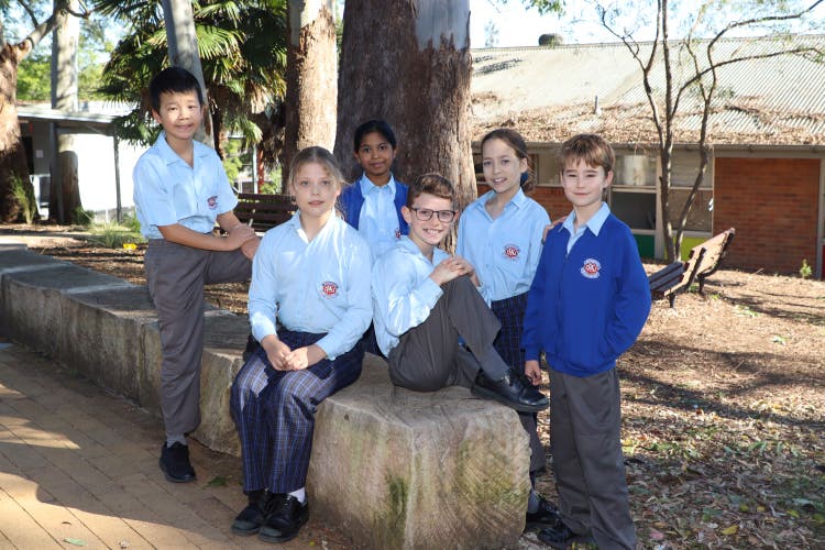 A group of Normanhurst Public School students in the school grounds.