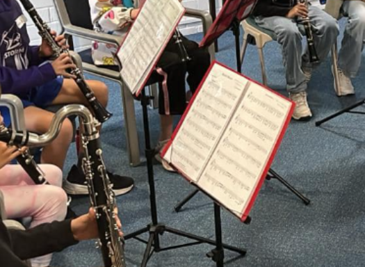 Students playing a saxaphone and a clarinet in the Normanhurst Public School Band.